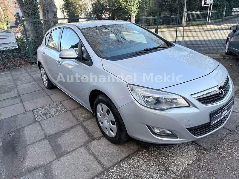 Używany Opel Astra Design Edition 87 KM (63 kW) 2012 Srebrny Sedan/Limuzyna