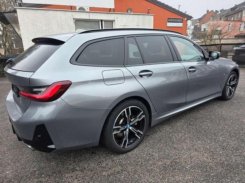 Gebraucht BMW 320e M Sport 163 PS (119 kW) 2023 Skyscraper grau metallic Kombi