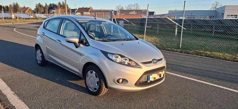 Silber Gebraucht 2010 Ford Fiesta Trend Limousine | 4.390 € (Fairer Preis) - Bild 1/4