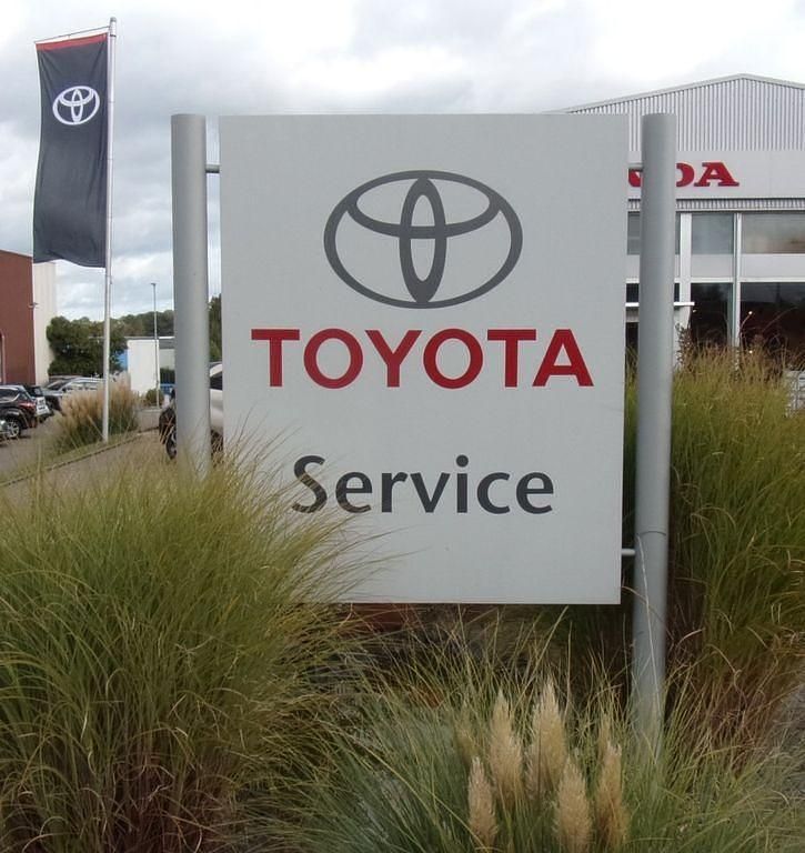 Neu Toyota Corolla 98 PS (72 kW) 2025 Grau Kombi