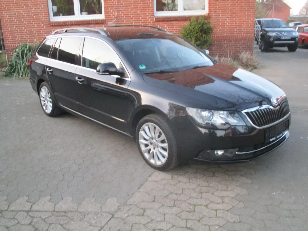 Gebraucht Skoda Superb Exclusive 160 PS (117 kW) 2014 Schwarz Kombi