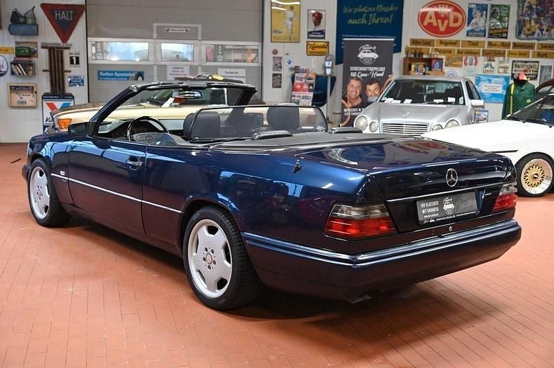 Gebraucht Mercedes E320 Edition 220 PS (161 kW) 1997 Blau Cabrio