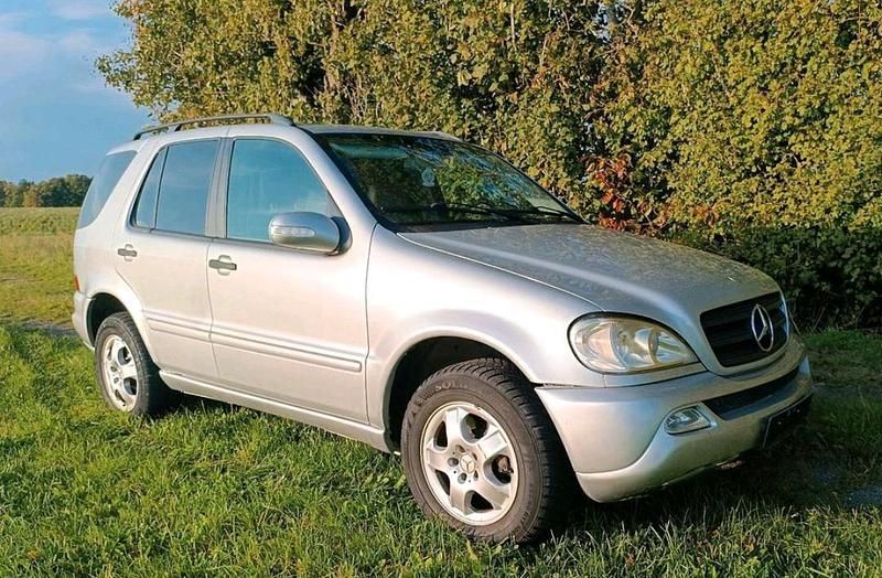 Silber Gebraucht 2002 Mercedes ML270 SUV | 3.749 € - Bild 1/4