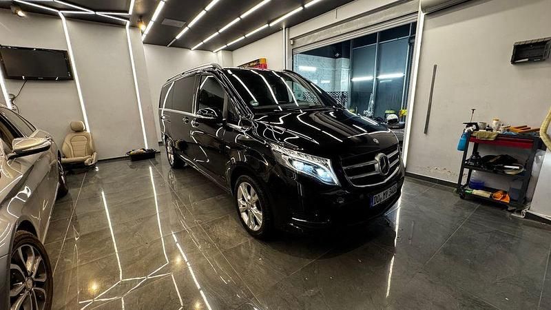 Schwarz Gebraucht 2015 Mercedes V250 Avantgarde Edition Van / Kleinbus | 35.900 € (Etwas zu teuer) - Bild 1/4