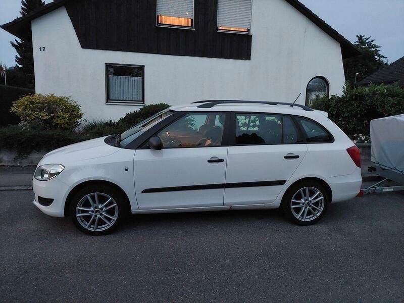 Weiß Gebraucht 2011 Skoda Fabia Elegance Kleinwagen | 3.700 € (Fairer Preis) - Bild 1/4