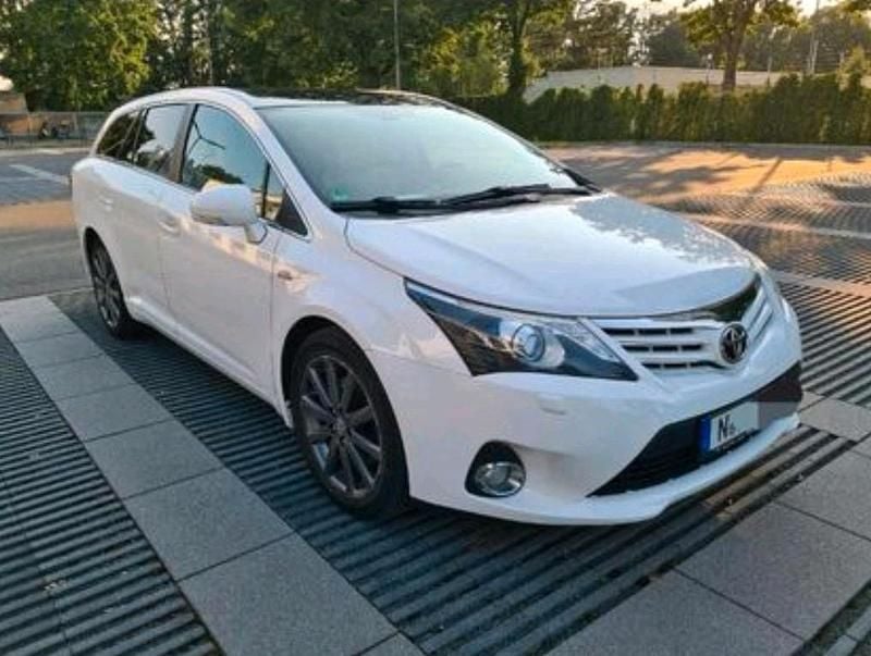 Weiß Gebraucht 2012 Toyota Avensis Executive Kombi | 7.399 € (Teuer) - Bild 1/4