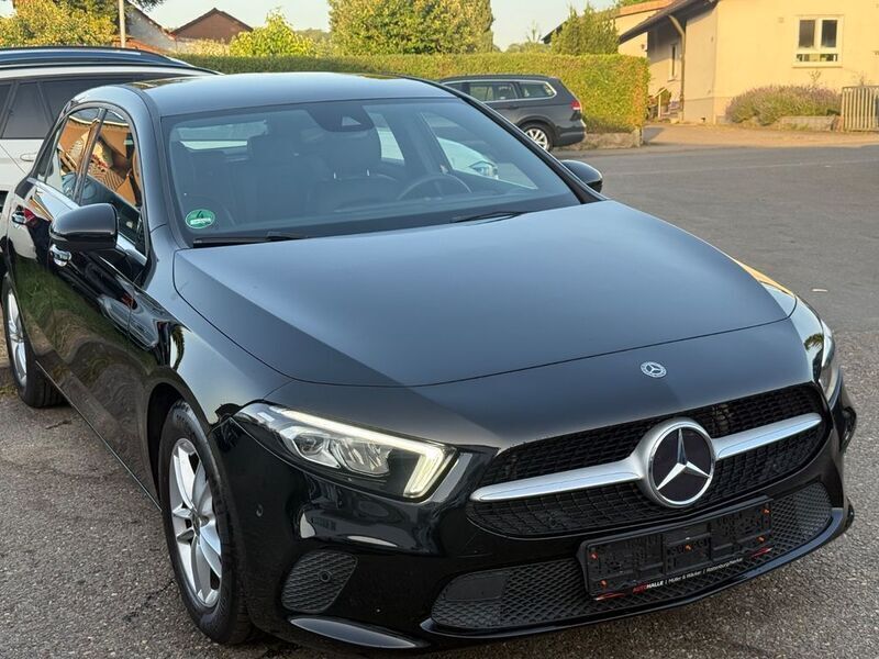 Schwarz Gebraucht 2018 Mercedes A200 Limousine | 16.999 € (Guter Preis) - Bild 1/4