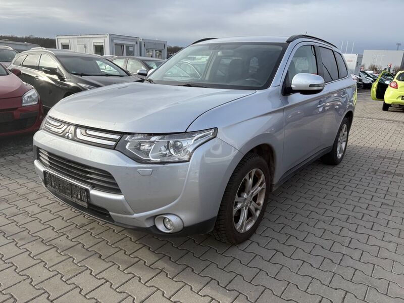 Silber Gebraucht 2013 Mitsubishi Outlander Intense SUV | 5.500 € - Bild 1/4