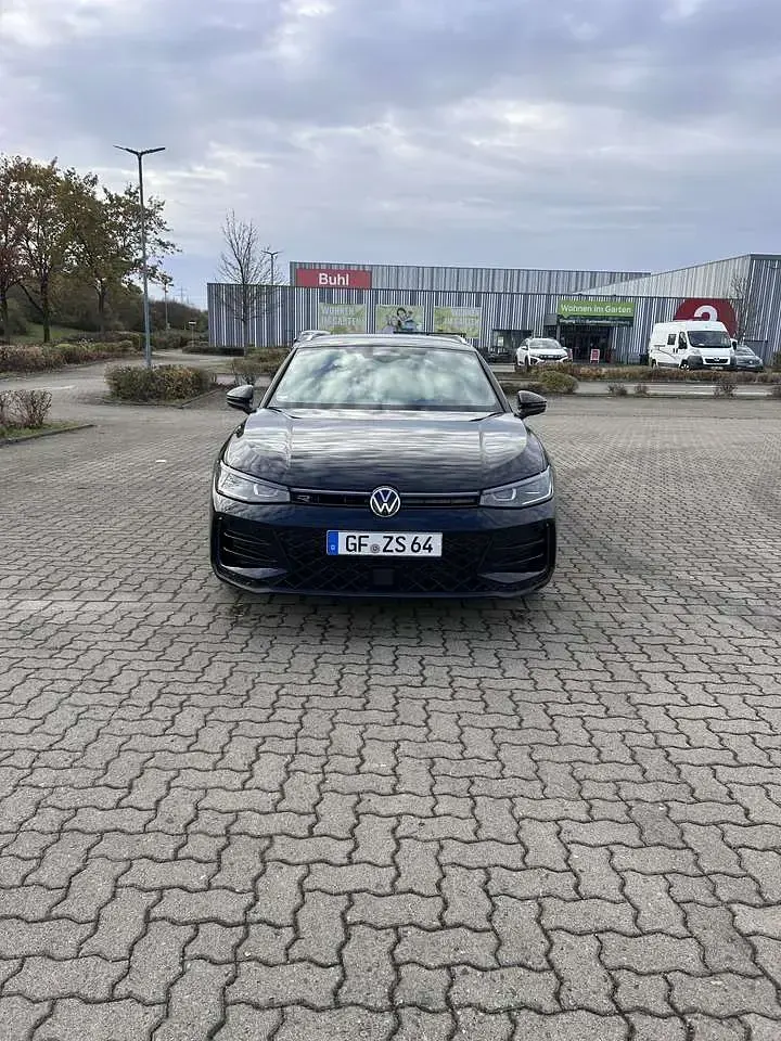 Gebraucht VW Passat R-line 150 PS (110 kW) 2024 Schwarz Kombi