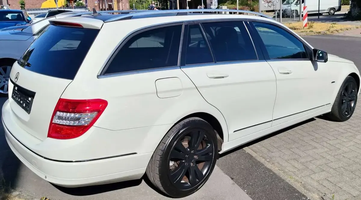 Gebraucht Mercedes C250 204 PS (150 kW) 2010 Calcitweiss  unilack Kombi