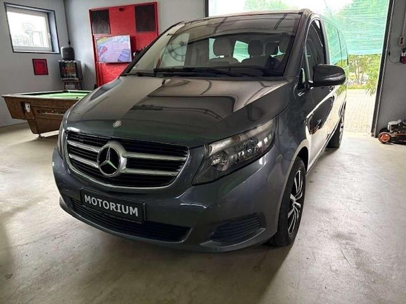 Flintgrau Gebraucht 2015 Mercedes V250 Van / Kleinbus | 22.990 € - Bild 1/4
