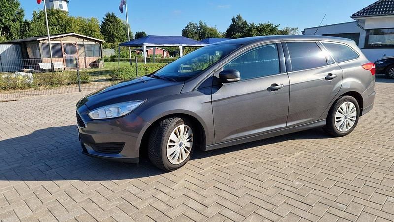 Grau Gebraucht 2015 Ford Focus Kombi | 6.550 € (Guter Preis) - Bild 1/4