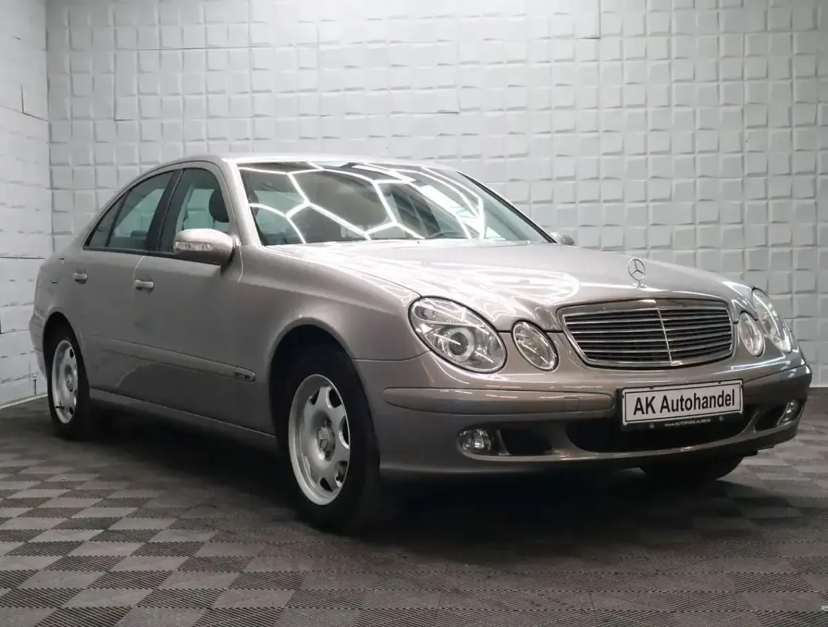Usado Mercedes E200 163 CV (119 kW) 2005 Plateado Berlina