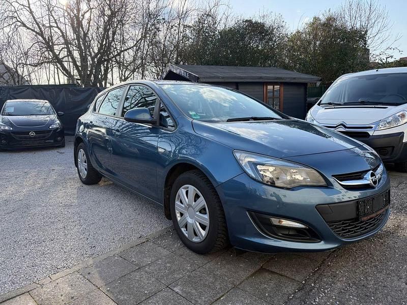 Gebraucht Opel Astra Edition 116 PS (85 kW) 2013 Blau Limousine