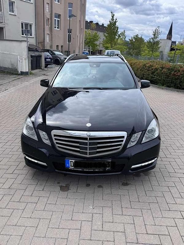 Schwarz Gebraucht 2012 Mercedes E220 Kombi | 9.000 € (Guter Preis) - Bild 1/4