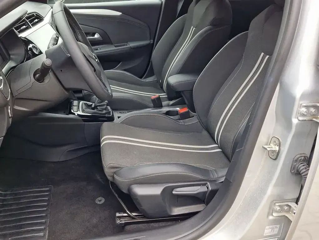 Gebraucht Opel Corsa 101 PS (74 kW) 2025 Kristall silber metallic / (metallic) Kleinwagen