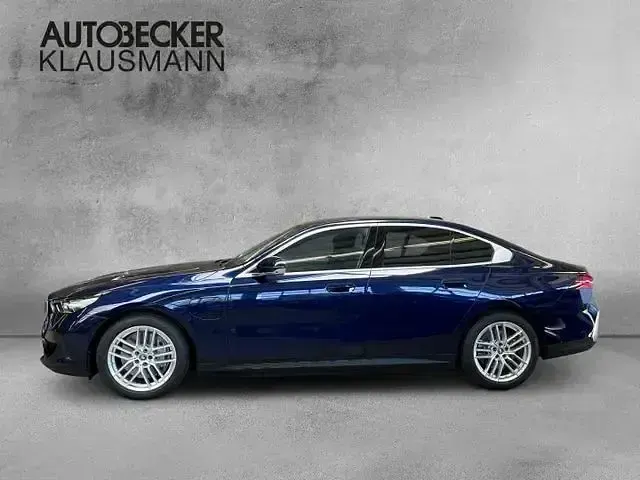 Gebraucht BMW 550e Comfort Edition 490 PS (360 kW) 2025 Blau Limousine