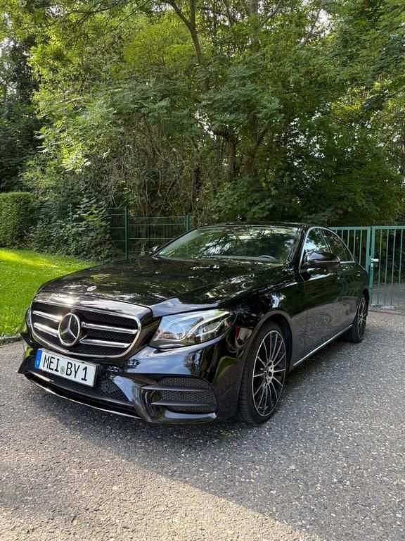 Schwarz Gebraucht 2017 Mercedes E220 Limousine | 19.750 € - Bild 1/4