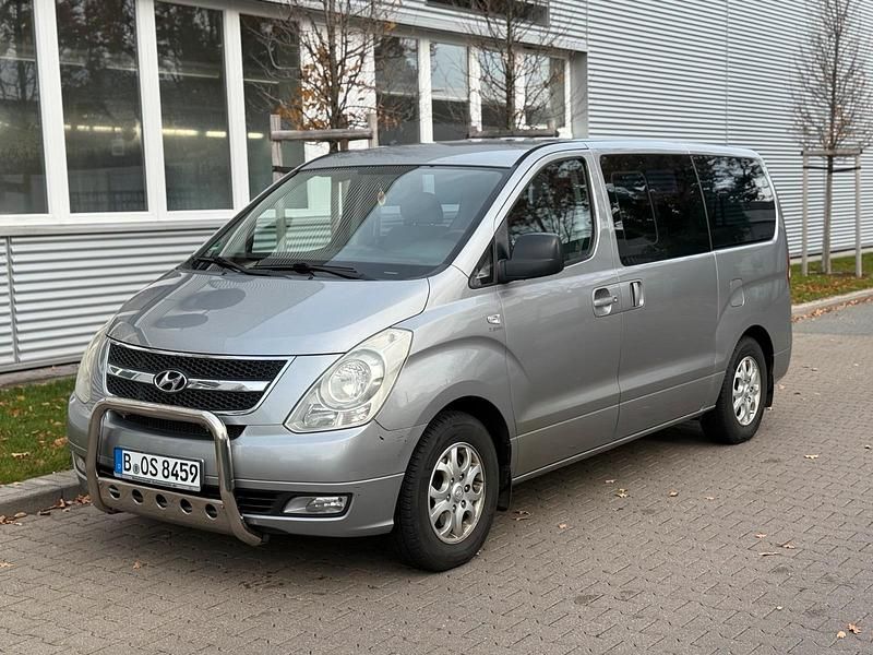 Silber Gebraucht 2011 Hyundai H-1 Van | 8.499 € - Bild 1/4