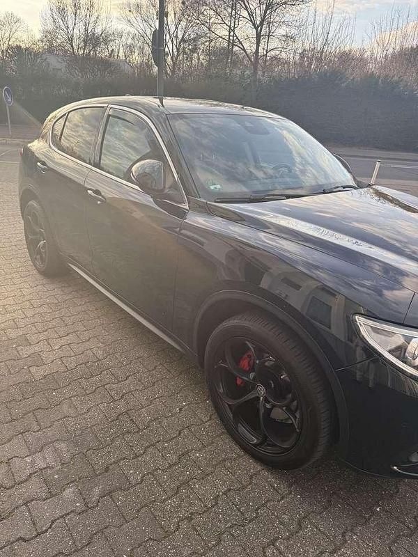 Gebraucht Alfa Romeo Stelvio Lusso 209 PS (153 kW) 2017 Schwarz SUV