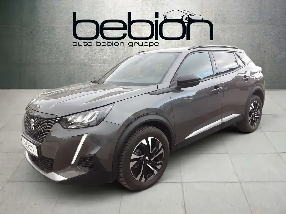 Gebraucht Peugeot 2008 Allure 131 PS (96 kW) 2023 Metfa platinium grau SUV