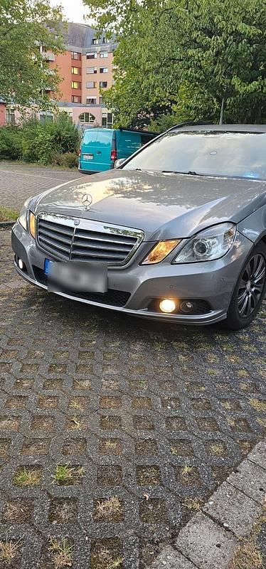 Grau Gebraucht 2011 Mercedes E250 Limousine | 5.590 € (Superpreis) - Bild 1/4