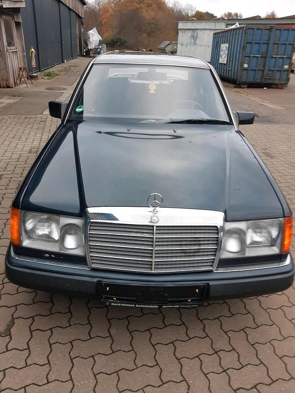 Blau Gebraucht 1990 Mercedes E200 Limousine | 5.850 € - Bild 1/4