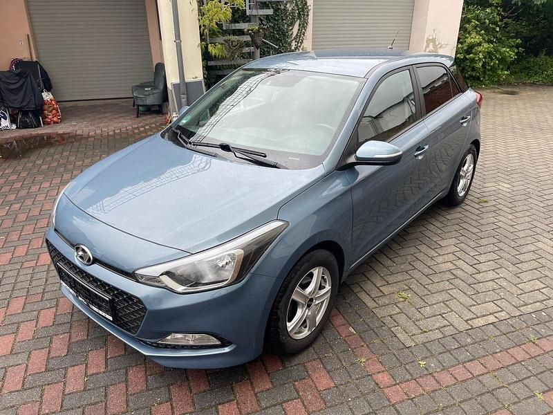 Blau Gebraucht 2017 Hyundai i20 Trend Limousine | 9.690 € (Fairer Preis) - Bild 1/4