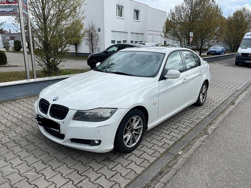 Gebraucht BMW 320 184 PS (135 kW) 2011 Weiß Limousine