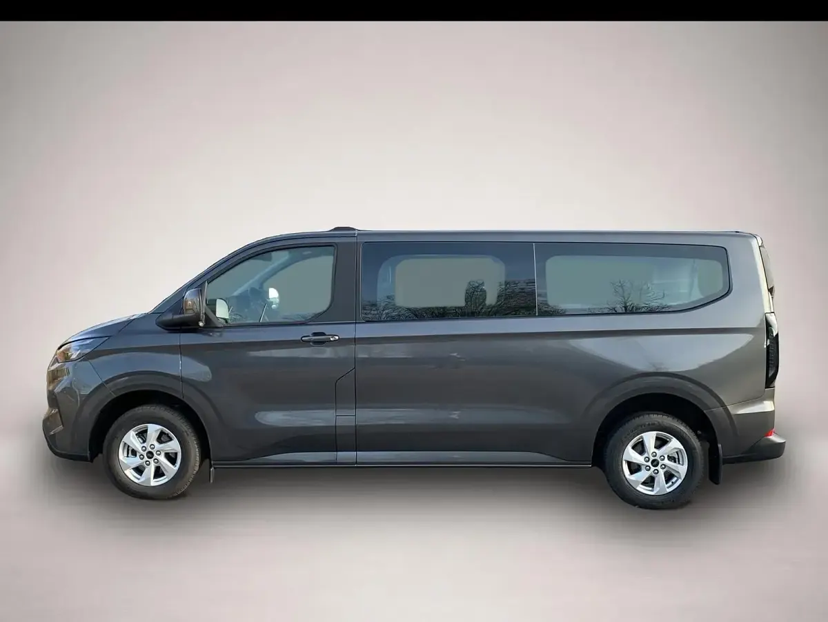 Neu Ford Tourneo Custom 136 PS (100 kW) 2025 Manufacturer Van