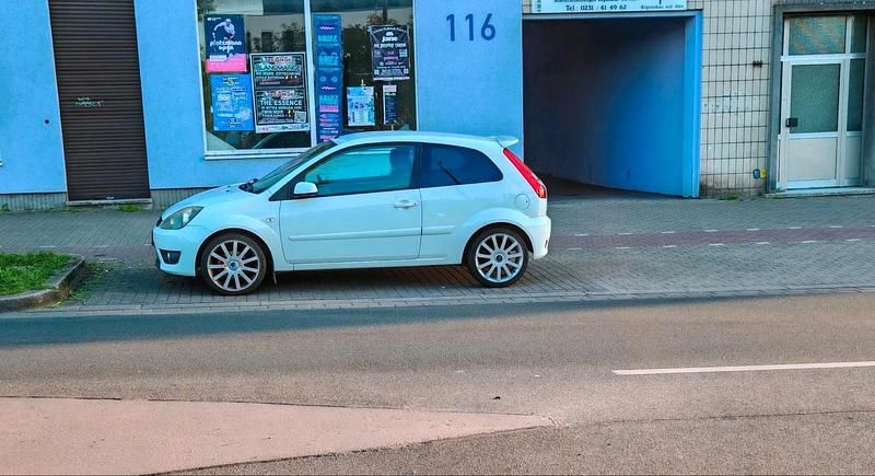 Weiß Gebraucht 2008 Ford Fiesta Kleinwagen | 500 € (Superpreis) - Bild 1/4