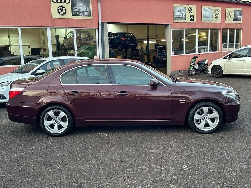 Gebraucht BMW 525 Sport Line 197 PS (144 kW) 2009 Rot Limousine