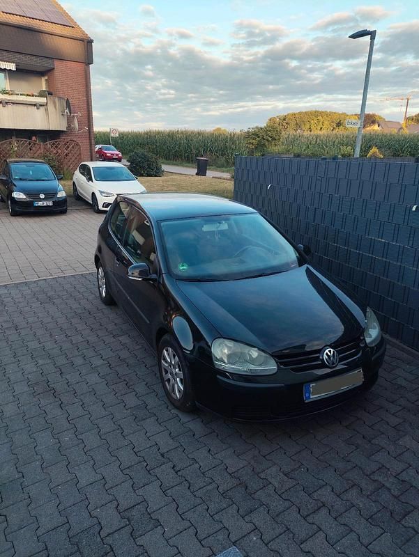 Schwarz Gebraucht 2004 VW Golf V Kleinwagen | 2.400 € (Etwas zu teuer) - Bild 1/4