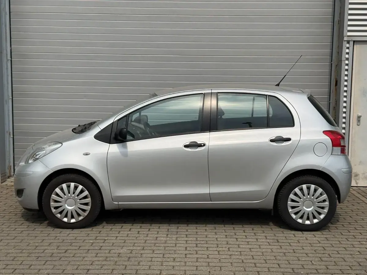 Gebraucht Toyota Yaris Cool 69 PS (50 kW) 2011 Silber Kleinwagen