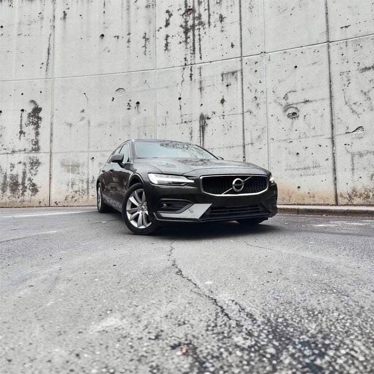 Gebraucht Volvo V60 Momentum 150 PS (110 kW) 2020 Grau Kombi