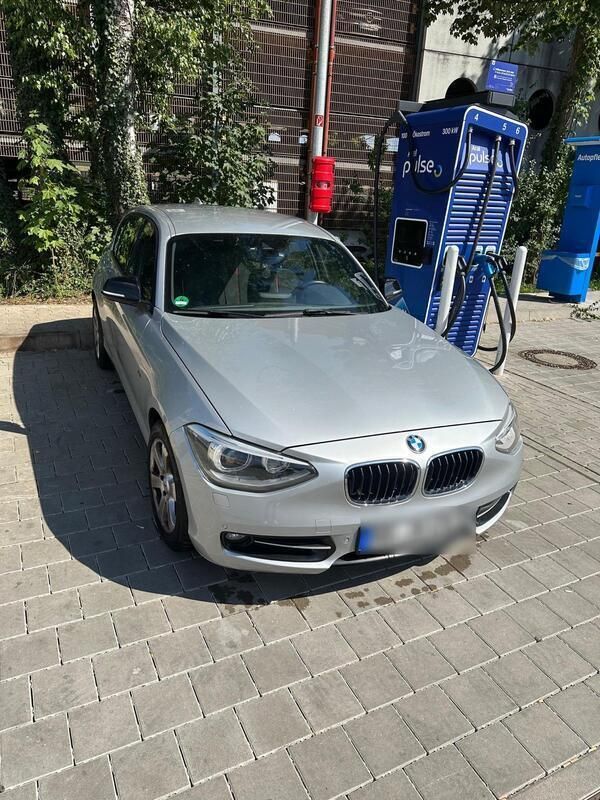 Silber Gebraucht 2012 BMW 118 Sport Line Kleinwagen | 6.790 € (Guter Preis) - Bild 1/4