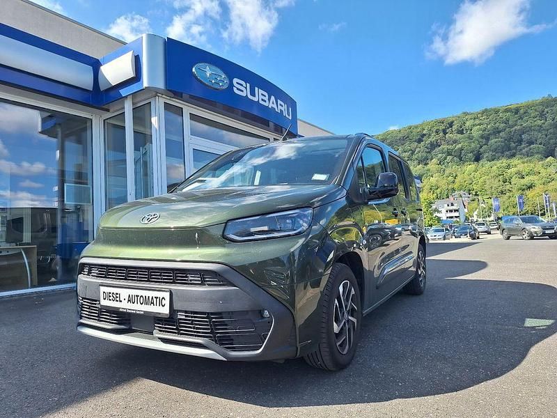Grün Gebraucht 2024 Toyota Proace Verso City Kombi | 32.980 € (Fairer Preis) - Bild 1/4