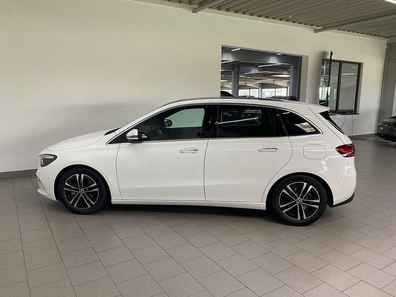 Gebraucht Mercedes B200 Progressive 163 PS (119 kW) 2025 Unilack polarweiß Van / Kleinbus