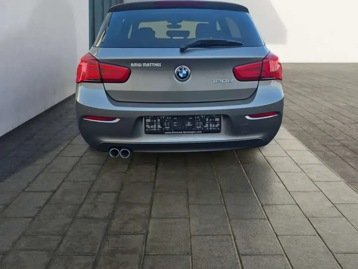 Gebraucht BMW 120 Advantage 190 PS (139 kW) 2015 Platinsilber Kleinwagen