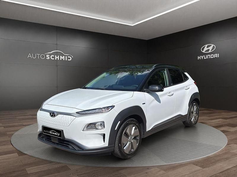 Chalk white / phantom black ro / met Gebraucht 2020 Hyundai Kona Style SUV | 21.280 € (Etwas zu teuer) - Bild 1/4
