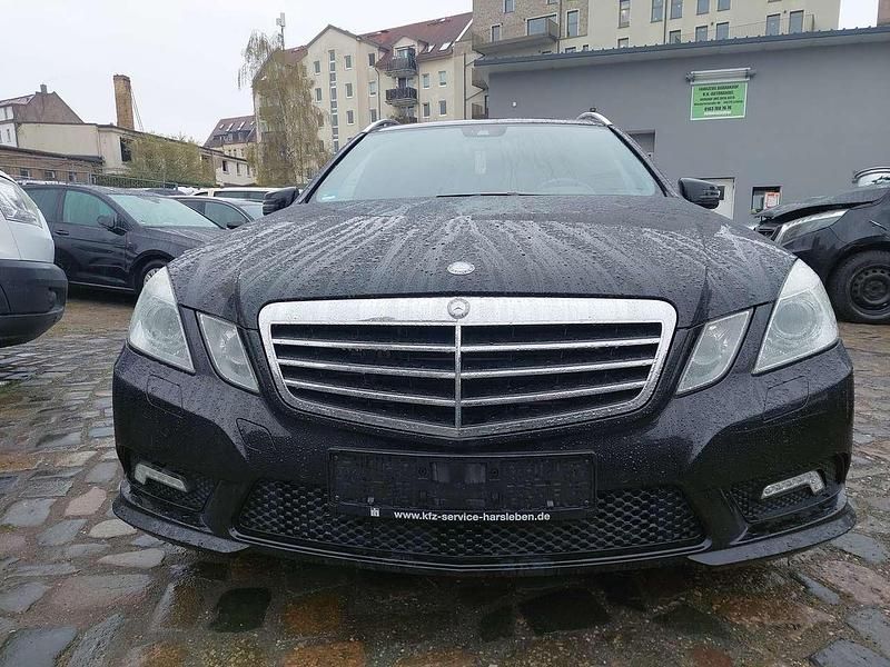 Gebraucht Mercedes E350 Avantgarde 231 PS (169 kW) 2010 Obsidianschwarz  metalliclack Kombi