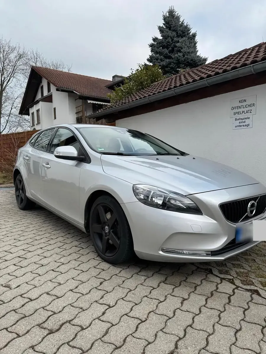 Gebraucht Volvo V40 122 PS (89 kW) 2016 Silber Limousine
