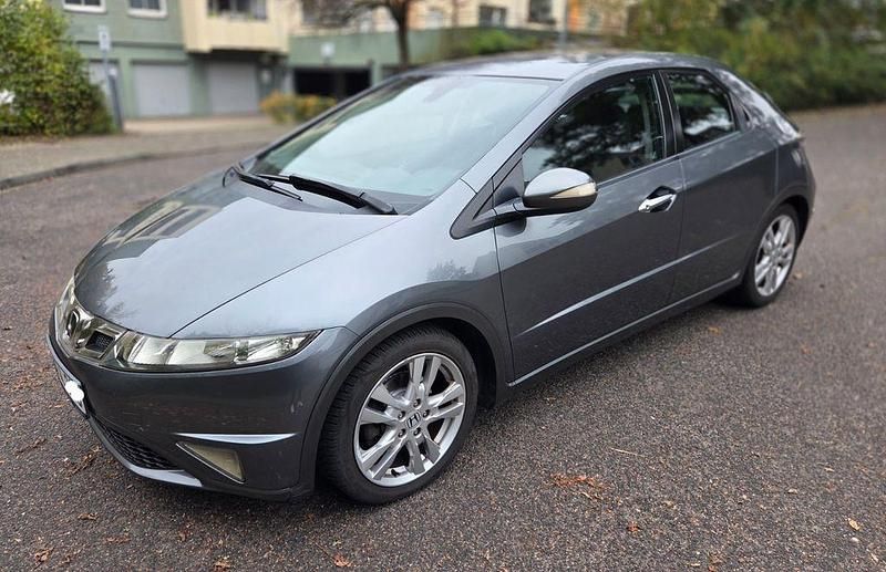 Grau Gebraucht 2009 Honda Civic Comfort Limousine | 4.200 € (Guter Preis) - Bild 1/4