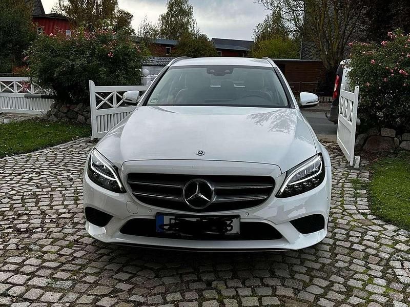 Weiß Gebraucht 2021 Mercedes C180 Avantgarde Kombi | 25.900 € - Bild 1/4