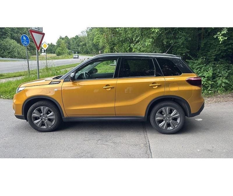 Gelb Gebraucht 2023 Suzuki Vitara Comfort SUV | 19.200 € (Guter Preis) - Bild 1/4