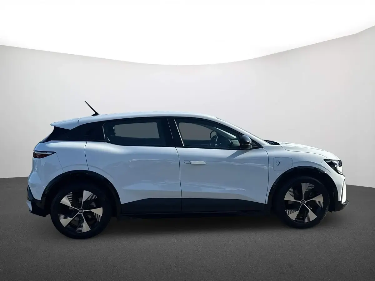 Używany Renault Megane E-Tech Evolution 160 kW (218 KM) 2022 Biały Sedan/Limuzyna