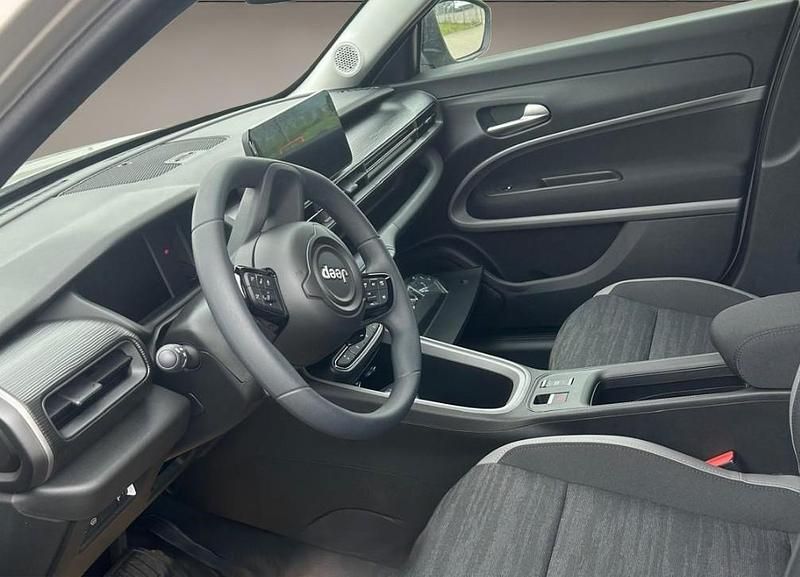 Neu Jeep Avenger Longitude 110 PS (80 kW) 2026 Stone grey SUV