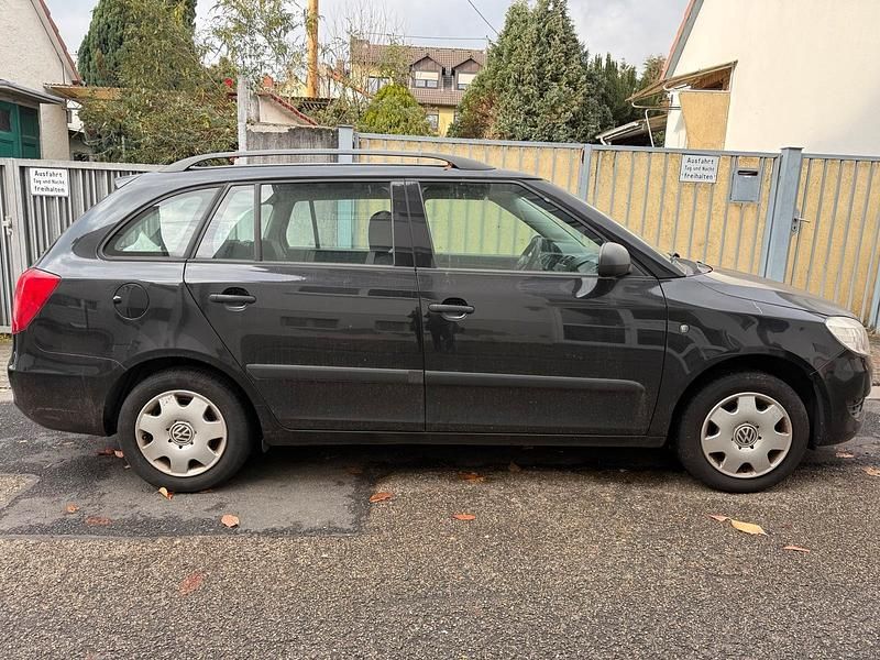 Schwarz Gebraucht 2010 Skoda Fabia Kombi | 1.400 € (Guter Preis) - Bild 1/4