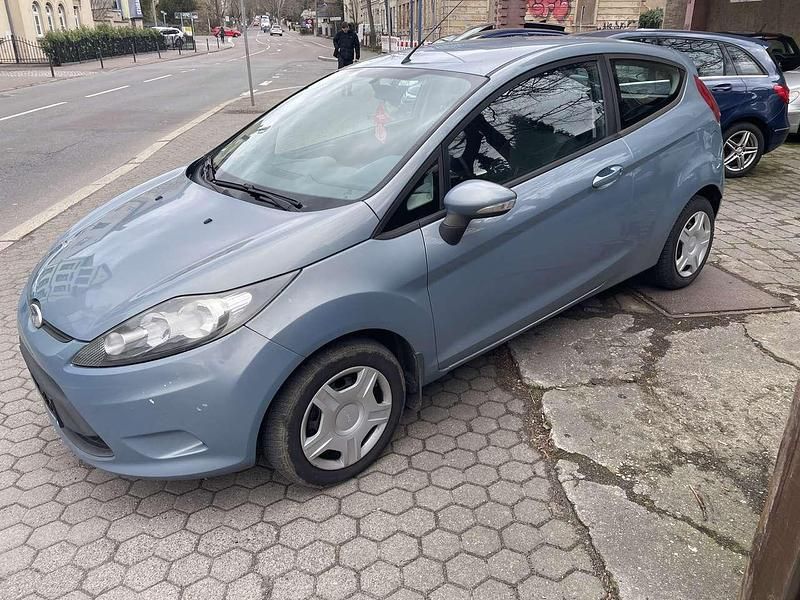 Gebraucht Ford Fiesta Ambiente 82 PS (60 kW) 2009 Blau Kleinwagen