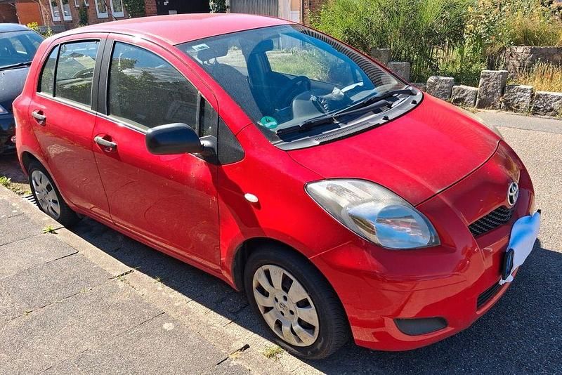 Rot Gebraucht 2010 Toyota Yaris Cool Limousine | 3.800 € (Fairer Preis) - Bild 1/4